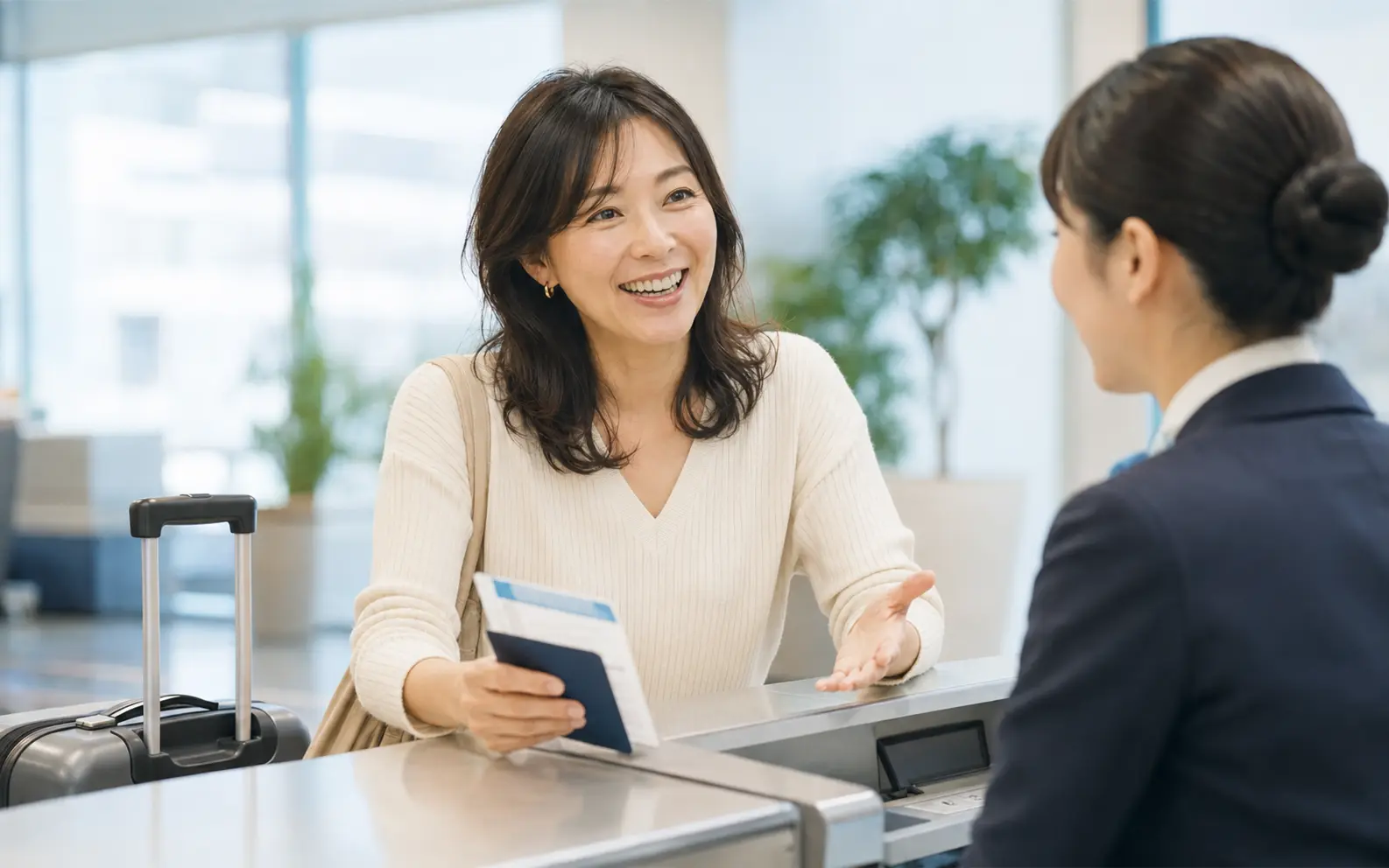 海外旅行先で英語を話す同じ女性生徒