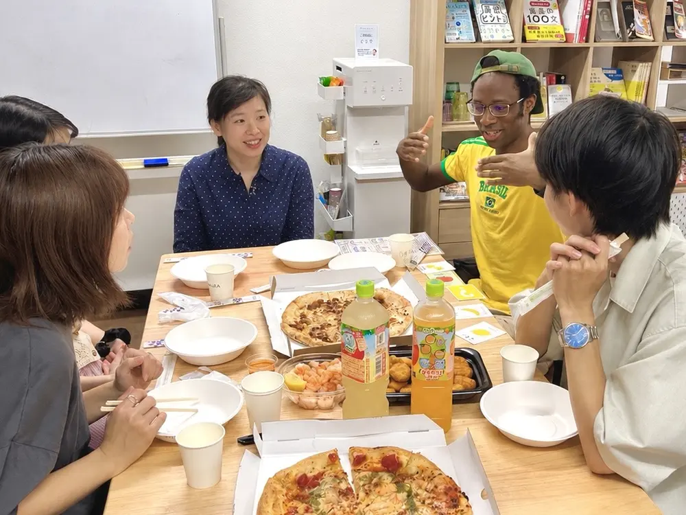 英会話ピザパーティで交流する参加者